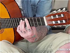 Erasmus students romping a guitarist